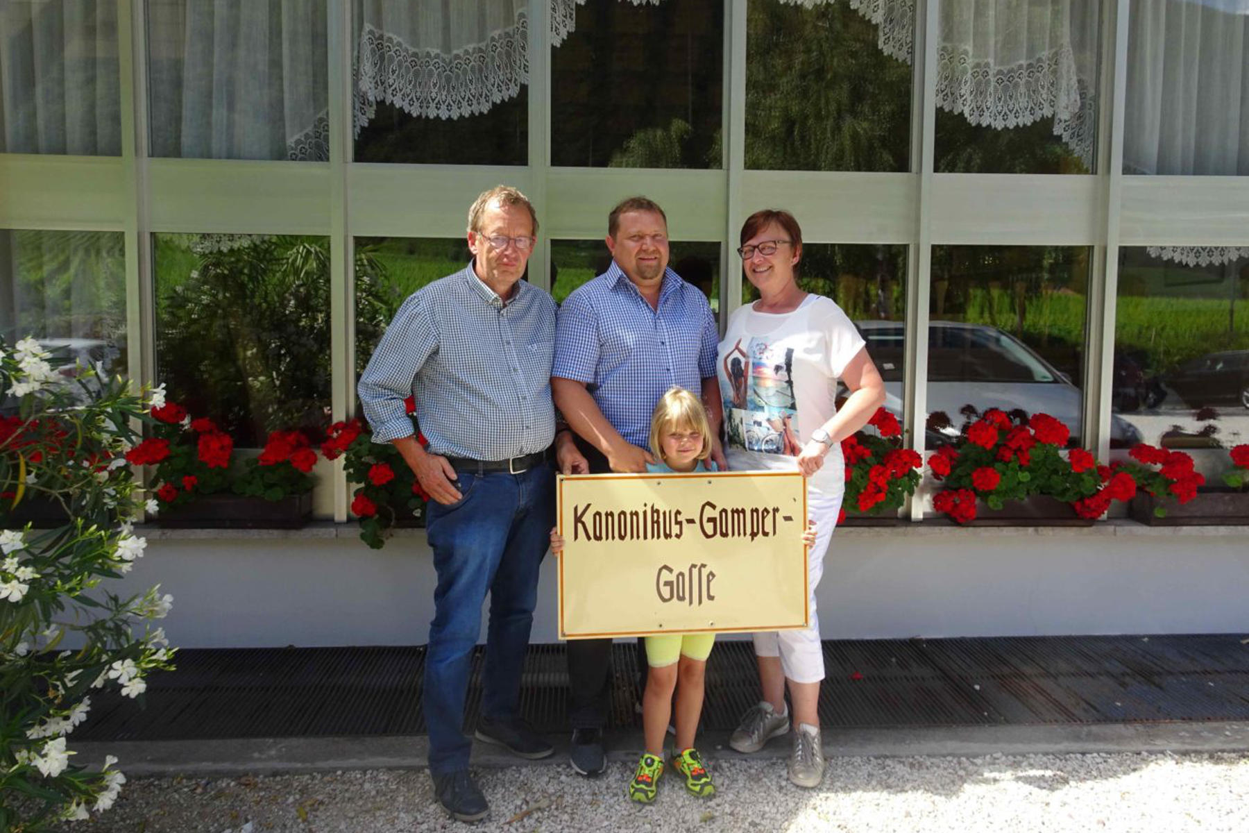 Neue Ausstellungsstücke für Ausstellung BASStraßenschild „Kanonikus Gamper“ und Zeitungen