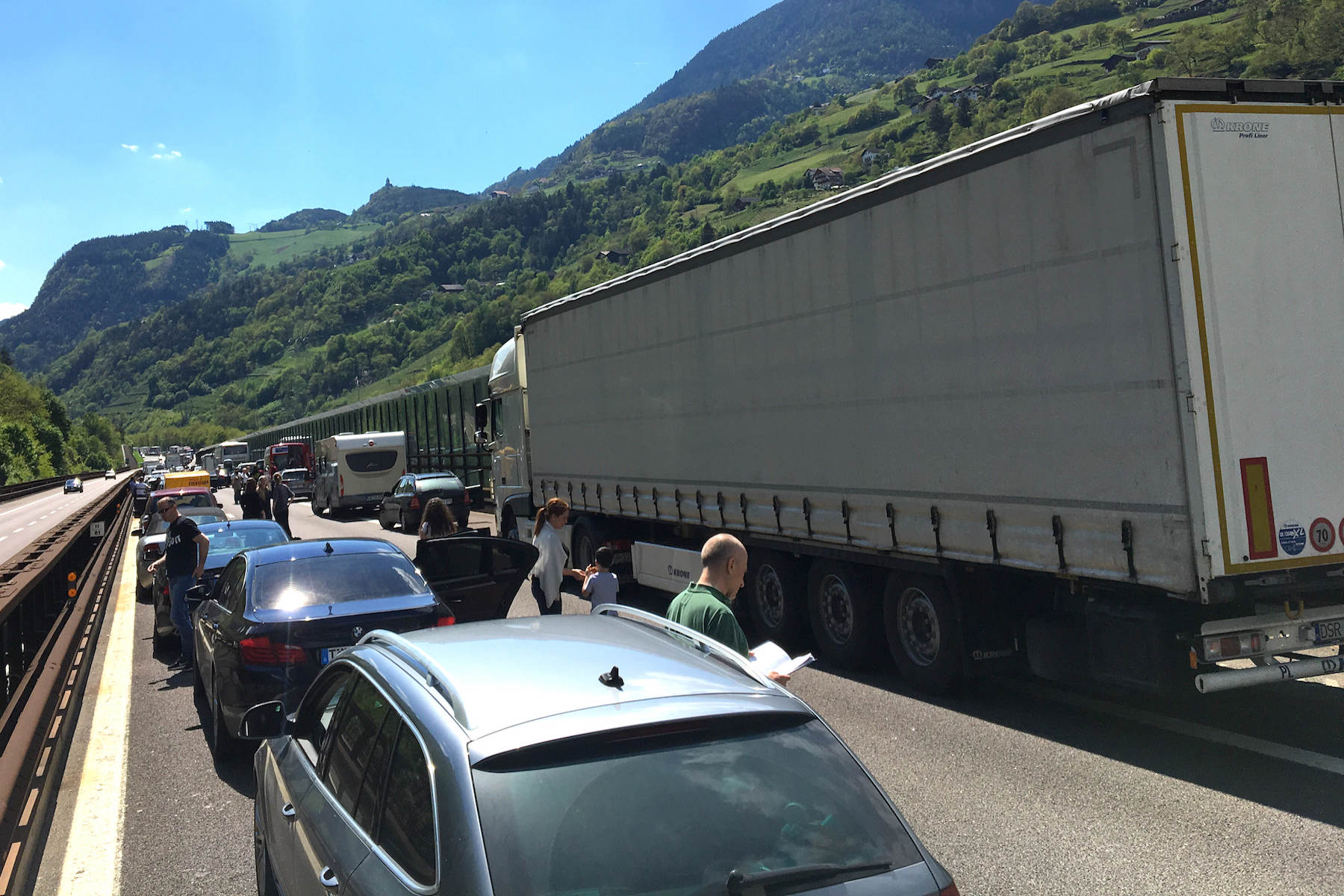 Verkehrschaos im Wipptal:25 km Stau wegen Mautstelle Sterzing.