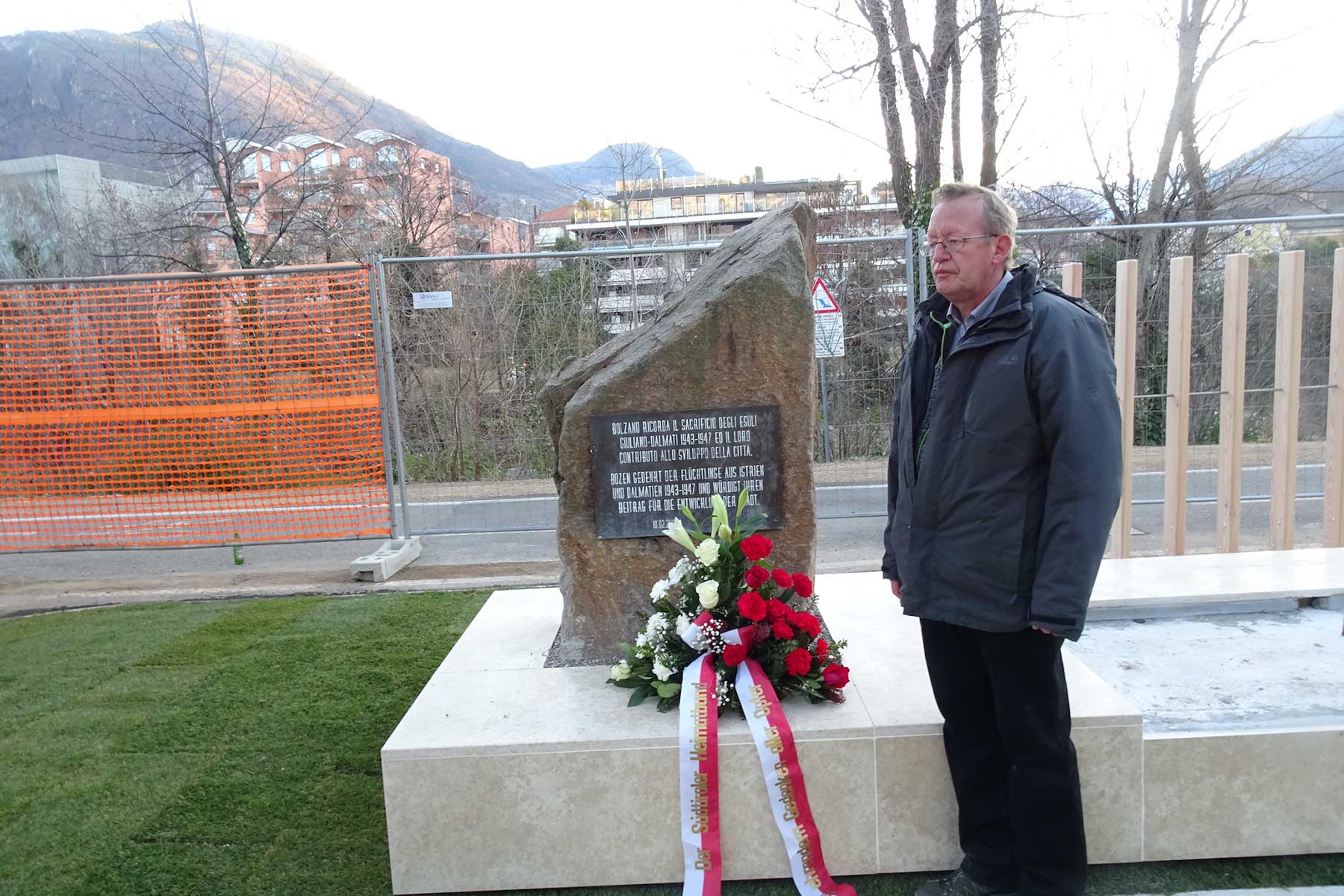 Südtiroler Heimatbund legt am Gedenktag Blumen nieder SüdTiroler