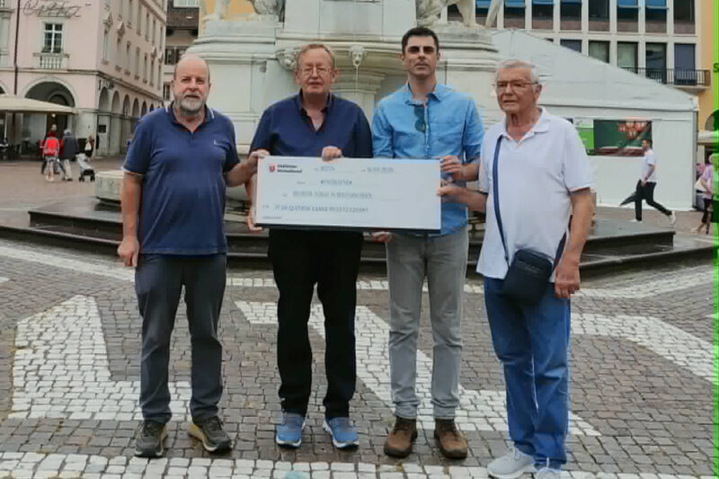 Bild: Spendeübergabe am Bozner Waltherplatz: V. L. n.R.: Bundesausschussmitglied des SHB Marcello Delucca, SHB-Obmann Roland Lang, Prof.Everton Altmayer, Obmann des Kulturzentrum Dona Leopoldina in Dreizehnlinden, SHB-Obmannstellvertreter Meinrad Berger.